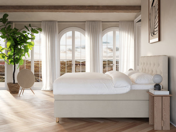 Nora Nordlys 220x220 Bouclé cream Nordic Dream tilbyr senger med skandinavisk design og materialer av høy kvalitet. Opplev perfekt komfort for en god natts søvn. Bestill din i dag!