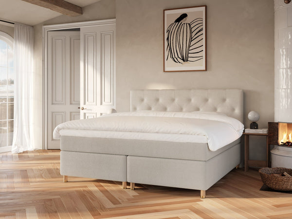Nora Nordlys 220x220 Bouclé cream Nordic Dream tilbyr senger med skandinavisk design og materialer av høy kvalitet. Opplev perfekt komfort for en god natts søvn. Bestill din i dag!
