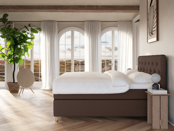 Nora Nordlys 220x220 Mørk brun Nordic Dream tilbyr senger med skandinavisk design og materialer av høy kvalitet. Opplev perfekt komfort for en god natts søvn. Bestill din i dag!
