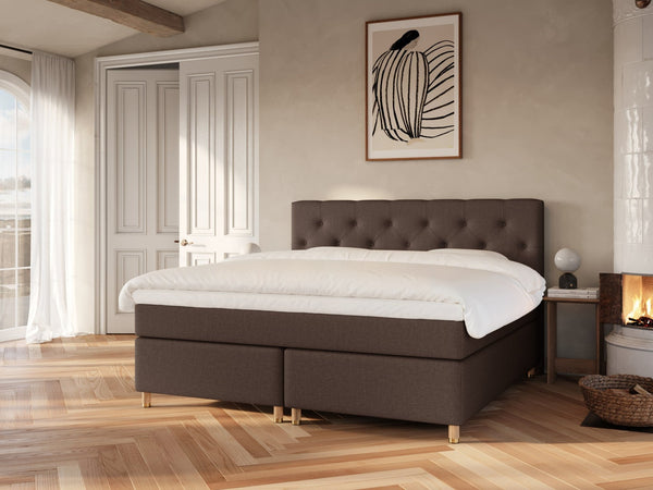 Nora Nordlys 220x220 Mørk brun Nordic Dream tilbyr senger med skandinavisk design og materialer av høy kvalitet. Opplev perfekt komfort for en god natts søvn. Bestill din i dag!