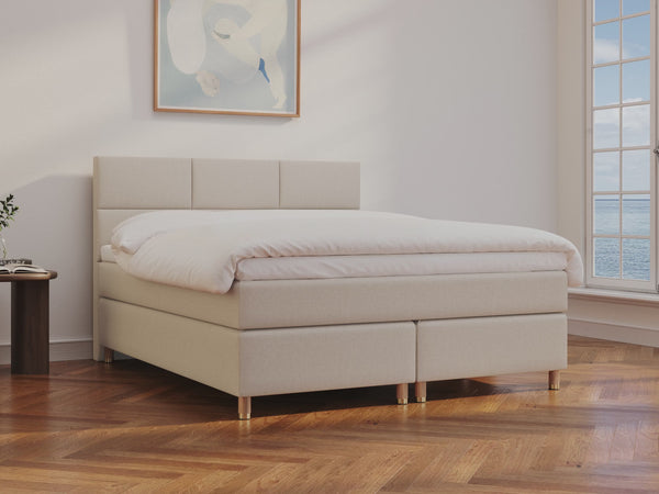 Snefrid Fjäll 220x220 Bouclé latte Nordic Dream tilbyr senger med skandinavisk design og materialer av høy kvalitet. Opplev perfekt komfort for en god natts søvn. Bestill din i dag!