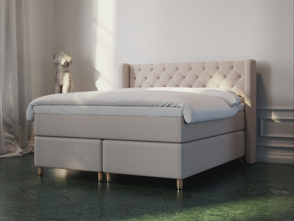 Eira Fjord 220x220 Bouclé latte Nordic Dream tilbyr senger med skandinavisk design og materialer av høy kvalitet. Opplev perfekt komfort for en god natts søvn. Bestill din i dag!