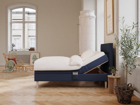Ragna Älv 120x200 Mørkeblå Nordic Dream tilbyr senger med skandinavisk design og materialer av høy kvalitet. Opplev perfekt komfort for en god natts søvn. Bestill din i dag!
