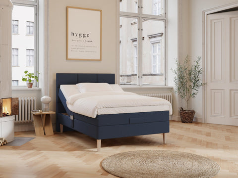Ragna Älv 120x200 Mørkeblå Nordic Dream tilbyr senger med skandinavisk design og materialer av høy kvalitet. Opplev perfekt komfort for en god natts søvn. Bestill din i dag!