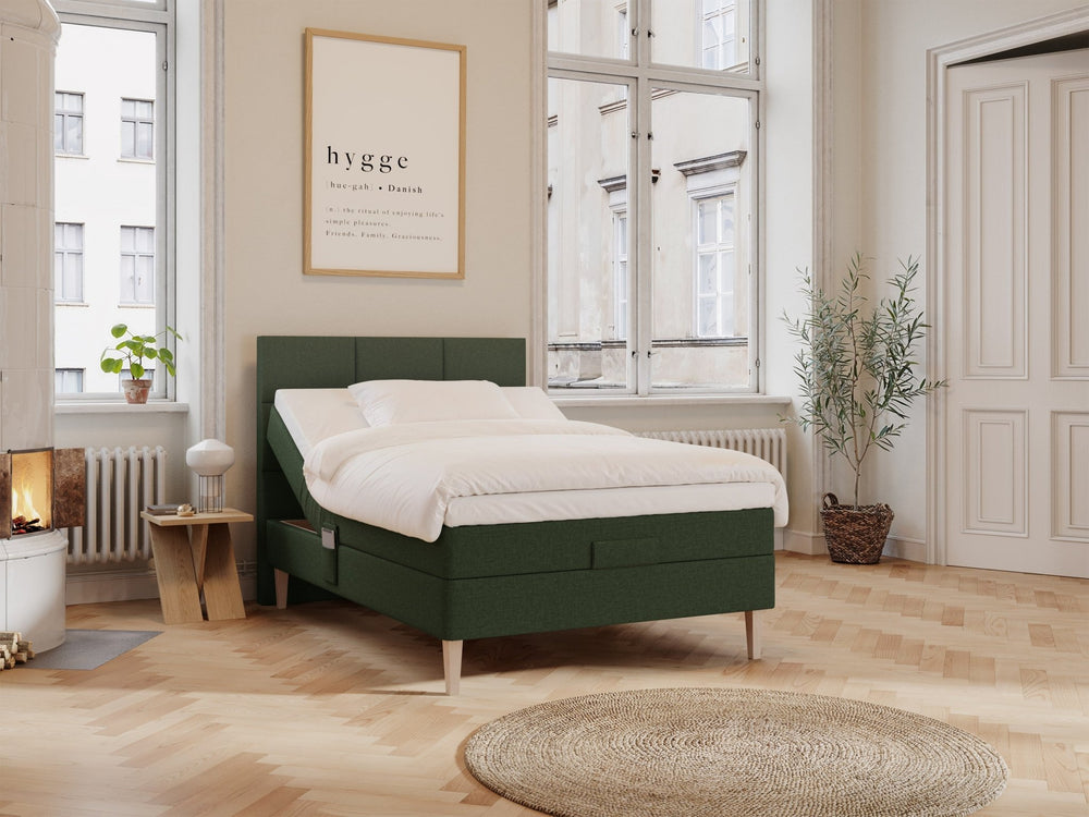 Regulerbar seng Ragna 120x200 i mørkegrønt stoff, hvitt sengetøy, rektangulært polstret hodegavl, lyst soverominteriør