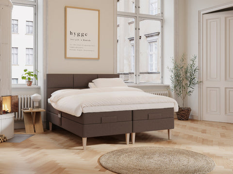 Ragna Älv 180x210 Mørk brun Nordic Dream tilbyr senger med skandinavisk design og materialer av høy kvalitet. Opplev perfekt komfort for en god natts søvn. Bestill din i dag!