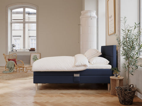 Ragna Älv 180x210 Mørkeblå Nordic Dream tilbyr senger med skandinavisk design og materialer av høy kvalitet. Opplev perfekt komfort for en god natts søvn. Bestill din i dag!