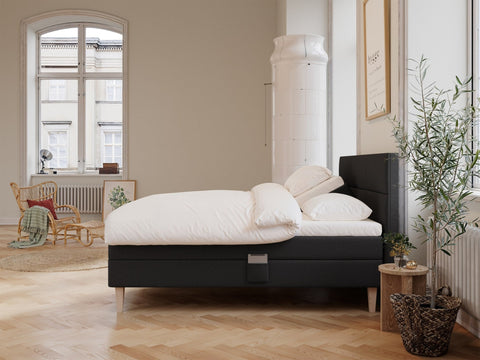 Ragna Älv 210x210 Antrasitt Nordic Dream tilbyr senger med skandinavisk design og materialer av høy kvalitet. Opplev perfekt komfort for en god natts søvn. Bestill din i dag!