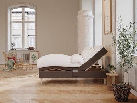 Ragna Älv 80x200 Mørk brun Nordic Dream tilbyr senger med skandinavisk design og materialer av høy kvalitet. Opplev perfekt komfort for en god natts søvn. Bestill din i dag!