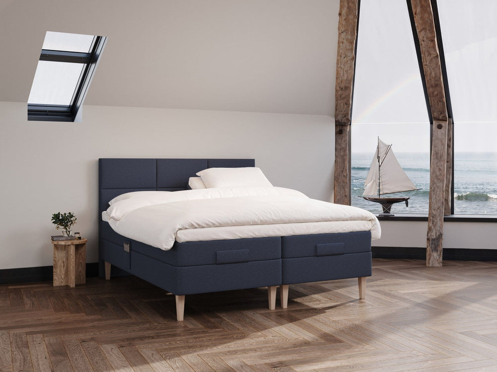 Ragna Fjord 180x210 Mørkeblå Nordic Dream tilbyr senger med skandinavisk design og materialer av høy kvalitet. Opplev perfekt komfort for en god natts søvn. Bestill din i dag!