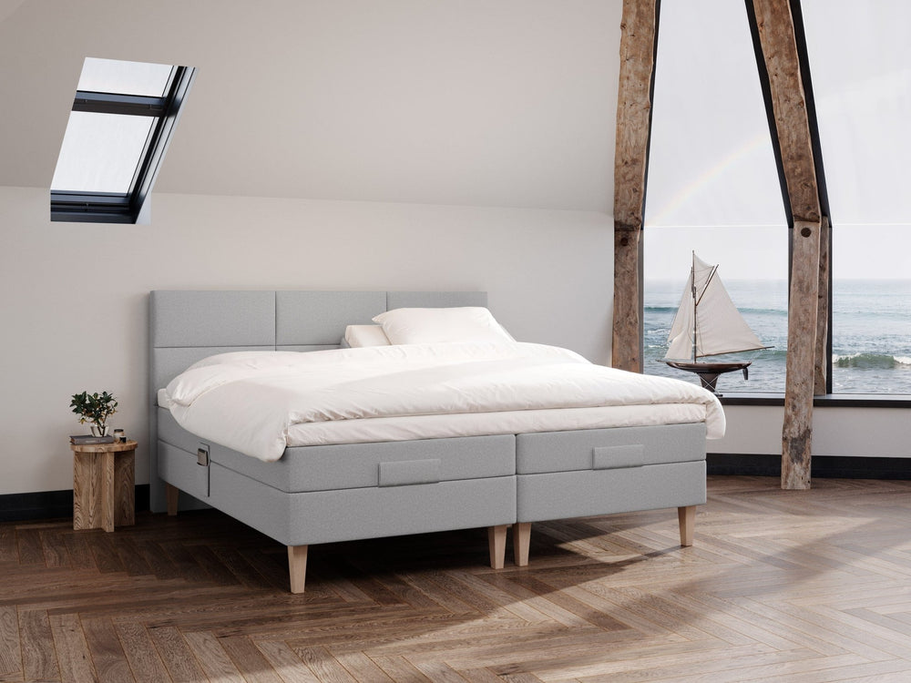 Ragna Fjord 210x210 Lysegrå Nordic Dream tilbyr senger med skandinavisk design og materialer av høy kvalitet. Opplev perfekt komfort for en god natts søvn. Bestill din i dag!