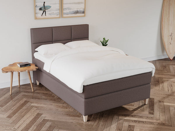 Snefrid Älv 120x200 Mørk Brun Nordic Dream tilbyr senger med skandinavisk design og materialer av høy kvalitet. Opplev perfekt komfort for en god natts søvn. Bestill din i dag!