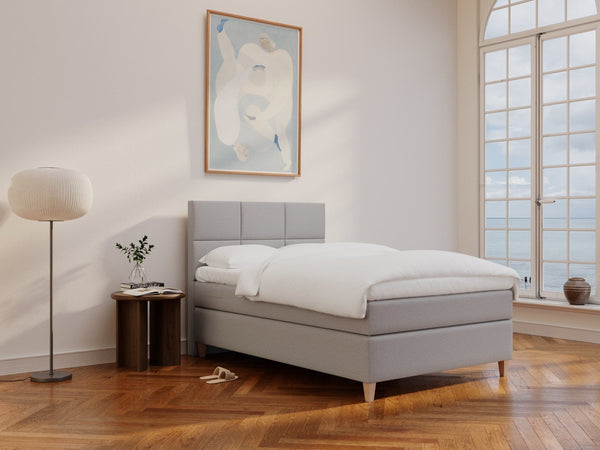 Snefrid Älv 140x210 Lysegrå Nordic Dream tilbyr senger med skandinavisk design og materialer av høy kvalitet. Opplev perfekt komfort for en god natts søvn. Bestill din i dag!
