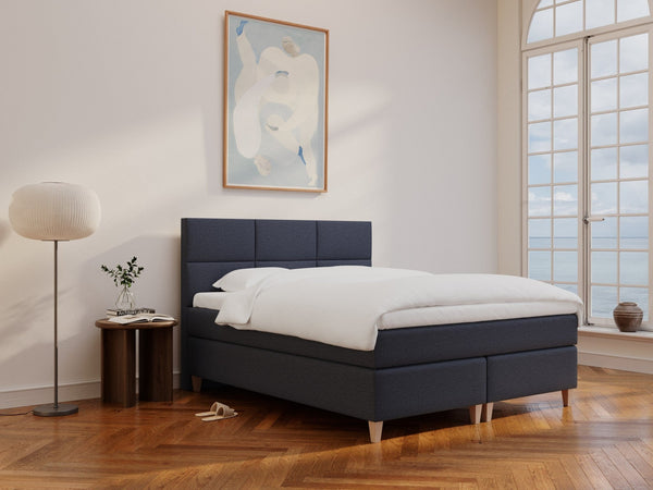 Snefrid Älv 150x200 Mørkeblå Nordic Dream tilbyr senger med skandinavisk design og materialer av høy kvalitet. Opplev perfekt komfort for en god natts søvn. Bestill din i dag!