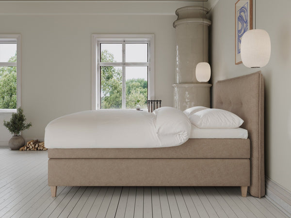 Snefrid Älv 160x210 Bouclé latte Nordic Dream tilbyr senger med skandinavisk design og materialer av høy kvalitet. Opplev perfekt komfort for en god natts søvn. Bestill din i dag!