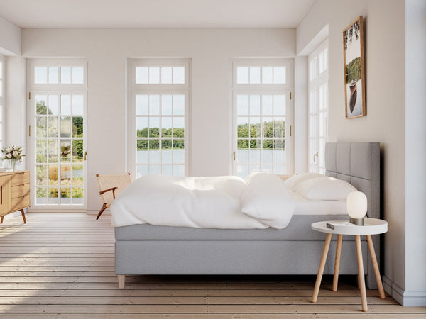 Snefrid Fjäll 200x200 Lysegrå Nordic Dream tilbyr senger med skandinavisk design og materialer av høy kvalitet. Opplev perfekt komfort for en god natts søvn. Bestill din i dag!