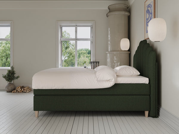 Snefrid Fjord 140x200 Mørkegrøn Nordic Dream tilbyr senger med skandinavisk design og materialer av høy kvalitet. Opplev perfekt komfort for en god natts søvn. Bestill din i dag!