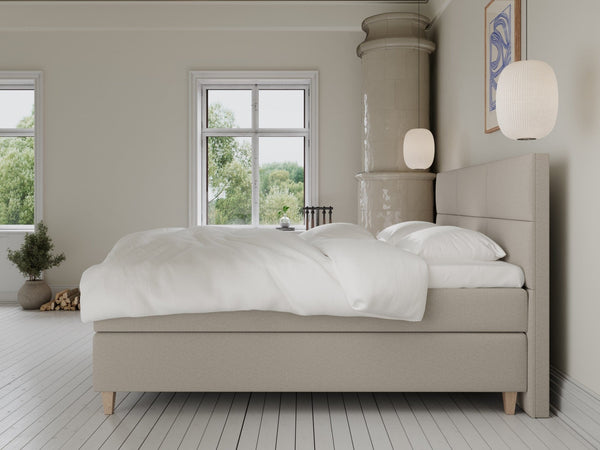 Snefrid Fjord 210x210 Sand Nordic Dream tilbyr senger med skandinavisk design og materialer av høy kvalitet. Opplev perfekt komfort for en god natts søvn. Bestill din i dag!