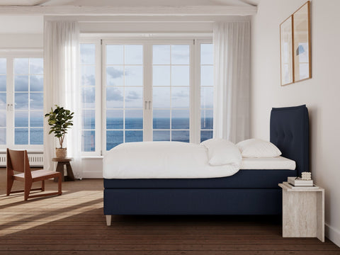 Snefrid Nordlys 140x200 Mørkeblå Nordic Dream tilbyr senger med skandinavisk design og materialer av høy kvalitet. Opplev perfekt komfort for en god natts søvn. Bestill din i dag!