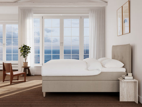 Snefrid Nordlys 180x200 Bouclé latte Nordic Dream tilbyr senger med skandinavisk design og materialer av høy kvalitet. Opplev perfekt komfort for en god natts søvn. Bestill din i dag!