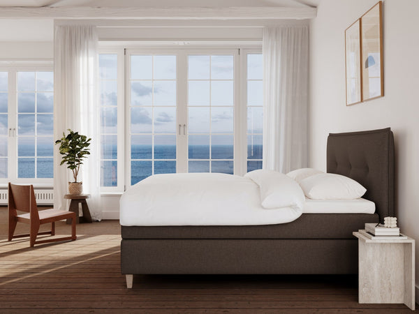 Snefrid Nordlys 220x220 Mørk Brun Nordic Dream tilbyr senger med skandinavisk design og materialer av høy kvalitet. Opplev perfekt komfort for en god natts søvn. Bestill din i dag!