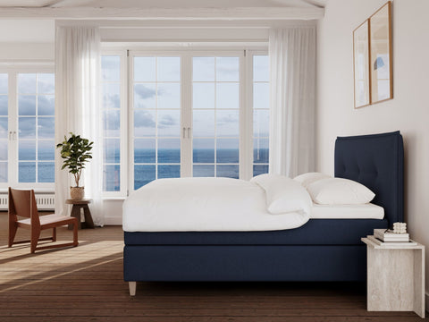 Snefrid Nordlys 220x220 Mørkeblå Nordic Dream tilbyr senger med skandinavisk design og materialer av høy kvalitet. Opplev perfekt komfort for en god natts søvn. Bestill din i dag!