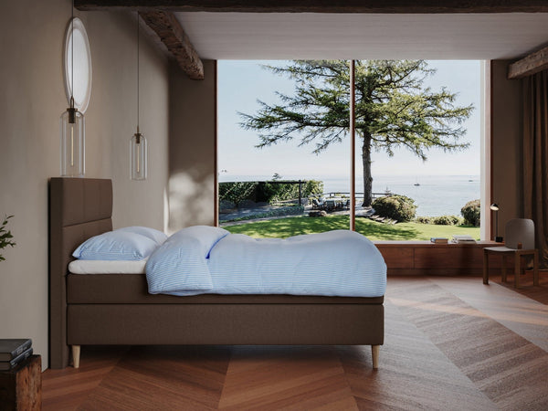Svanhild Fjord 120x200 Mørk brun Nordic Dream tilbyr senger med skandinavisk design og materialer av høy kvalitet. Opplev perfekt komfort for en god natts søvn. Bestill din i dag!