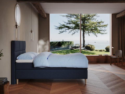 Svanhild Fjord 120x200 Mørkeblå Nordic Dream tilbyr senger med skandinavisk design og materialer av høy kvalitet. Opplev perfekt komfort for en god natts søvn. Bestill din i dag!