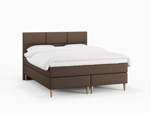 Svanhild Fjord 160x200 Mørk brun Nordic Dream tilbyr senger med skandinavisk design og materialer av høy kvalitet. Opplev perfekt komfort for en god natts søvn. Bestill din i dag!