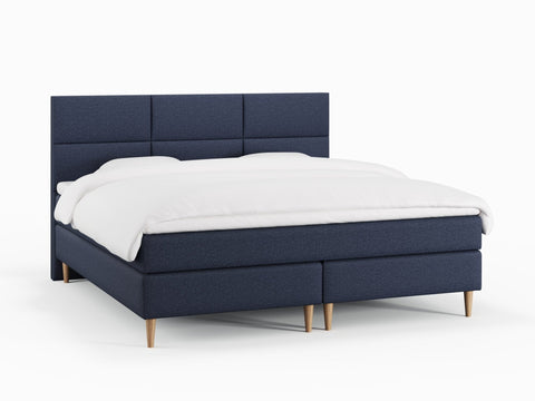 Svanhild Fjord 210x210 Mørkeblå Nordic Dream tilbyr senger med skandinavisk design og materialer av høy kvalitet. Opplev perfekt komfort for en god natts søvn. Bestill din i dag!