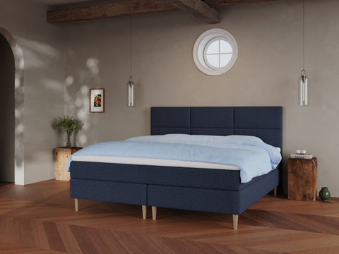 Svanhild Fjord 210x210 Mørkeblå Nordic Dream tilbyr senger med skandinavisk design og materialer av høy kvalitet. Opplev perfekt komfort for en god natts søvn. Bestill din i dag!