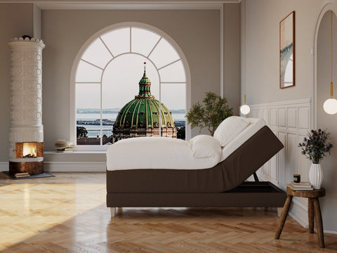 Aura Älv 90x210 Mørk brun Nordic Dream tilbyr senger med skandinavisk design og materialer av høy kvalitet. Opplev perfekt komfort for en god natts søvn. Bestill din i dag!