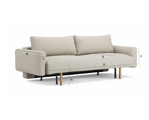 Lysegrå, buet tre-seters sofa i textured stoff med lave tre- og metallben og løse ryggputer