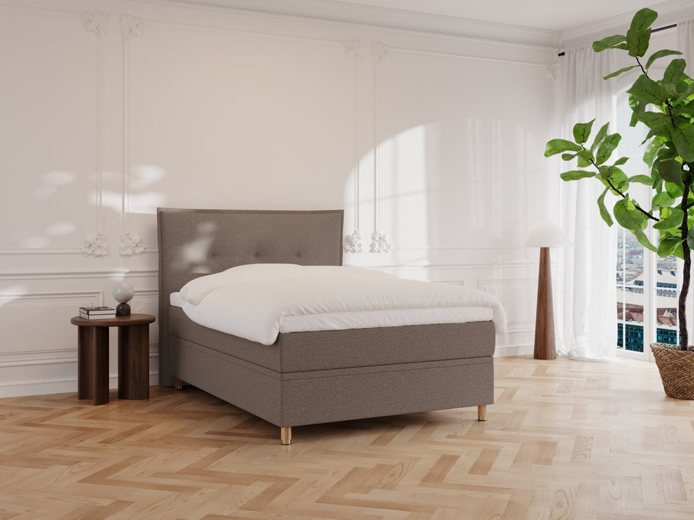 Alva Fjord 140x200 Mørk brun Nordic Dream tilbyr senger med skandinavisk design og materialer av høy kvalitet. Opplev perfekt komfort for en god natts søvn. Bestill din i dag!