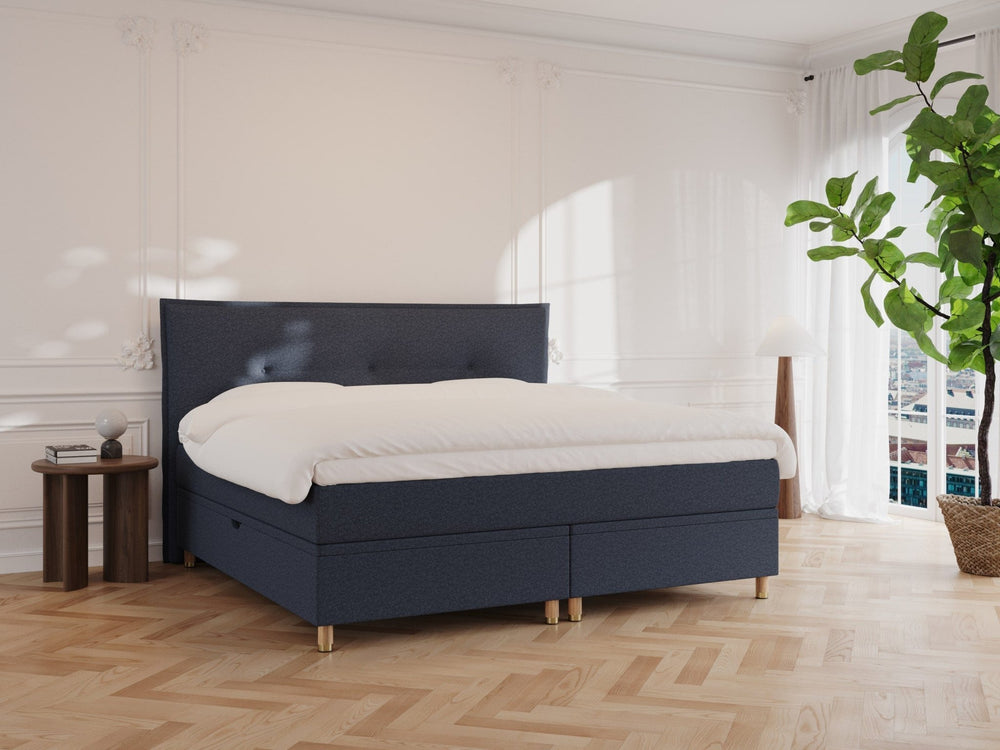 Alva Fjord 200x200 Mørkeblå Nordic Dream tilbyr senger med skandinavisk design og materialer av høy kvalitet. Opplev perfekt komfort for en god natts søvn. Bestill din i dag!