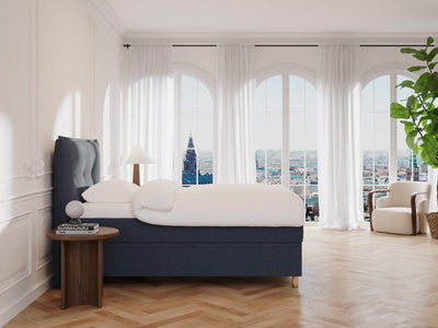 Alva Älv 140x200 Mørkeblå Nordic Dream tilbyr senger med skandinavisk design og materialer av høy kvalitet. Opplev perfekt komfort for en god natts søvn. Bestill din i dag!