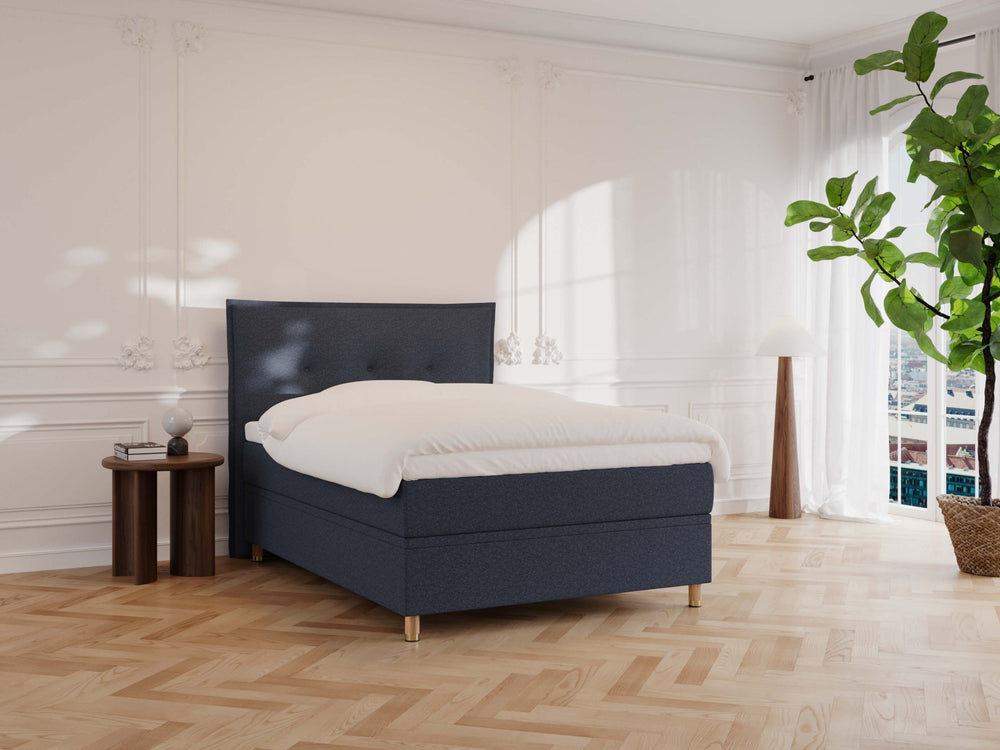 Alva Älv 140x200 Mørkeblå Nordic Dream tilbyr senger med skandinavisk design og materialer av høy kvalitet. Opplev perfekt komfort for en god natts søvn. Bestill din i dag!