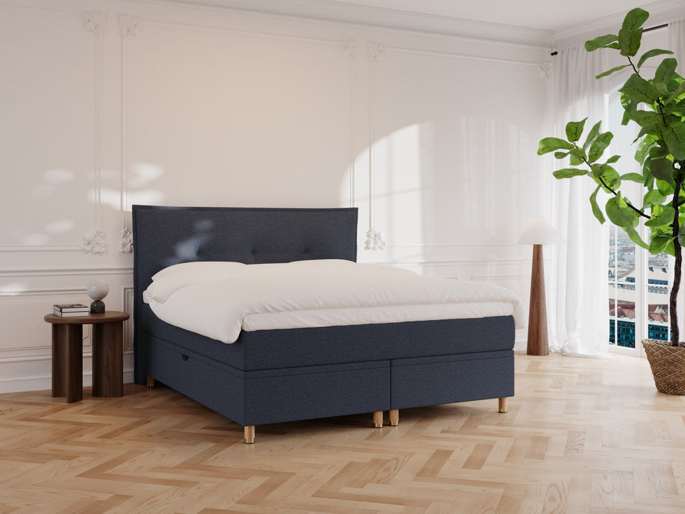 Alva Älv 160x200 Mørkeblå Nordic Dream tilbyr senger med skandinavisk design og materialer av høy kvalitet. Opplev perfekt komfort for en god natts søvn. Bestill din i dag!