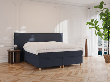 Alva Älv 160x210 Mørkeblå Nordic Dream tilbyr senger med skandinavisk design og materialer av høy kvalitet. Opplev perfekt komfort for en god natts søvn. Bestill din i dag!
