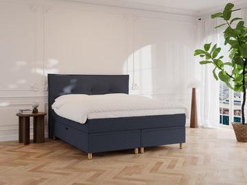 Alva Älv 160x210 Mørkeblå Nordic Dream tilbyr senger med skandinavisk design og materialer av høy kvalitet. Opplev perfekt komfort for en god natts søvn. Bestill din i dag!