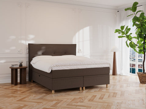 Alva Älv 180x210 Mørk brun Nordic Dream tilbyr senger med skandinavisk design og materialer av høy kvalitet. Opplev perfekt komfort for en god natts søvn. Bestill din i dag!