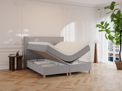 Alva Älv 200x200 Lysegrå Nordic Dream tilbyr senger med skandinavisk design og materialer av høy kvalitet. Opplev perfekt komfort for en god natts søvn. Bestill din i dag!