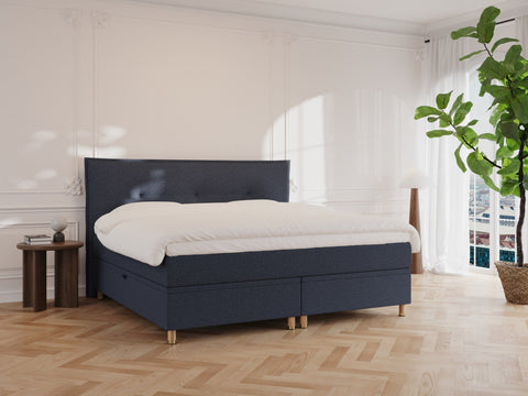 Alva Älv 200x200 Mørkeblå Nordic Dream tilbyr senger med skandinavisk design og materialer av høy kvalitet. Opplev perfekt komfort for en god natts søvn. Bestill din i dag!