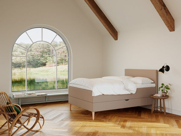 Astrid Älv 140x200 Brun Nordic Dream tilbyr senger med skandinavisk design og materialer av høy kvalitet. Opplev perfekt komfort for en god natts søvn. Bestill din i dag!