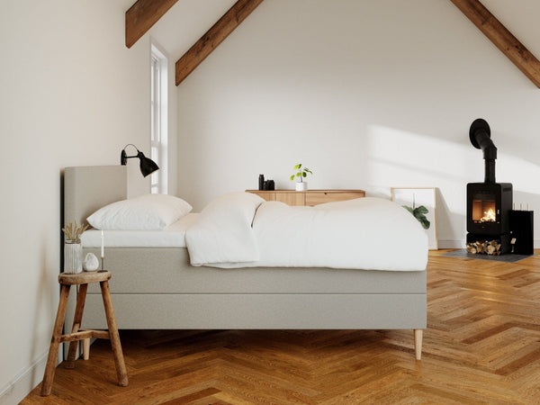 Astrid Älv 140x200 Lysegrå Nordic Dream tilbyr senger med skandinavisk design og materialer av høy kvalitet. Opplev perfekt komfort for en god natts søvn. Bestill din i dag!