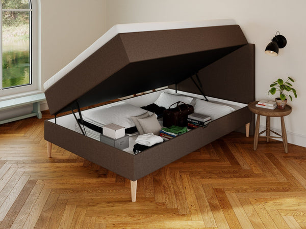 Astrid Älv 140x200 Mørk brun Nordic Dream tilbyr senger med skandinavisk design og materialer av høy kvalitet. Opplev perfekt komfort for en god natts søvn. Bestill din i dag!