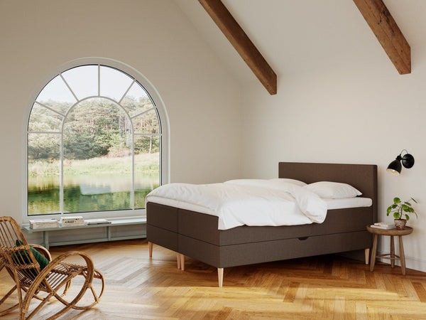 Astrid Älv 160x200 Mørk brun Nordic Dream tilbyr senger med skandinavisk design og materialer av høy kvalitet. Opplev perfekt komfort for en god natts søvn. Bestill din i dag!