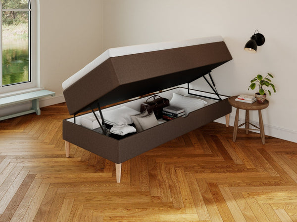 Astrid Älv 90x210 Mørk brun Nordic Dream tilbyr senger med skandinavisk design og materialer av høy kvalitet. Opplev perfekt komfort for en god natts søvn. Bestill din i dag!