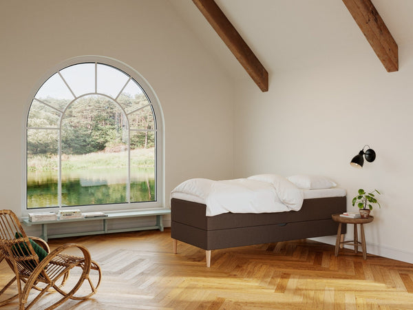 Astrid Älv 90x210 Mørk brun Nordic Dream tilbyr senger med skandinavisk design og materialer av høy kvalitet. Opplev perfekt komfort for en god natts søvn. Bestill din i dag!