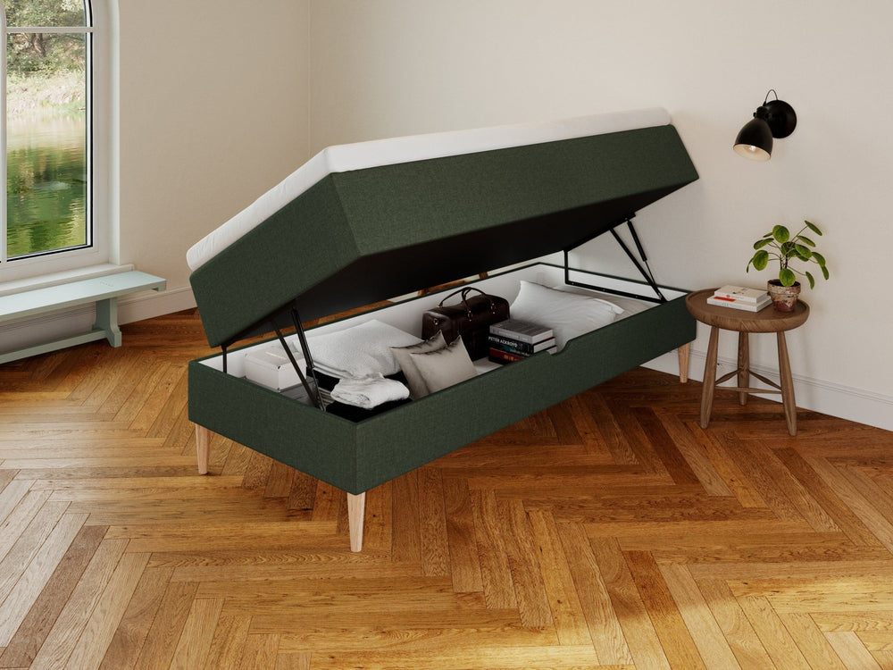 Astrid Älv 90x210 Mørkegrøn Nordic Dream tilbyr senger med skandinavisk design og materialer av høy kvalitet. Opplev perfekt komfort for en god natts søvn. Bestill din i dag!